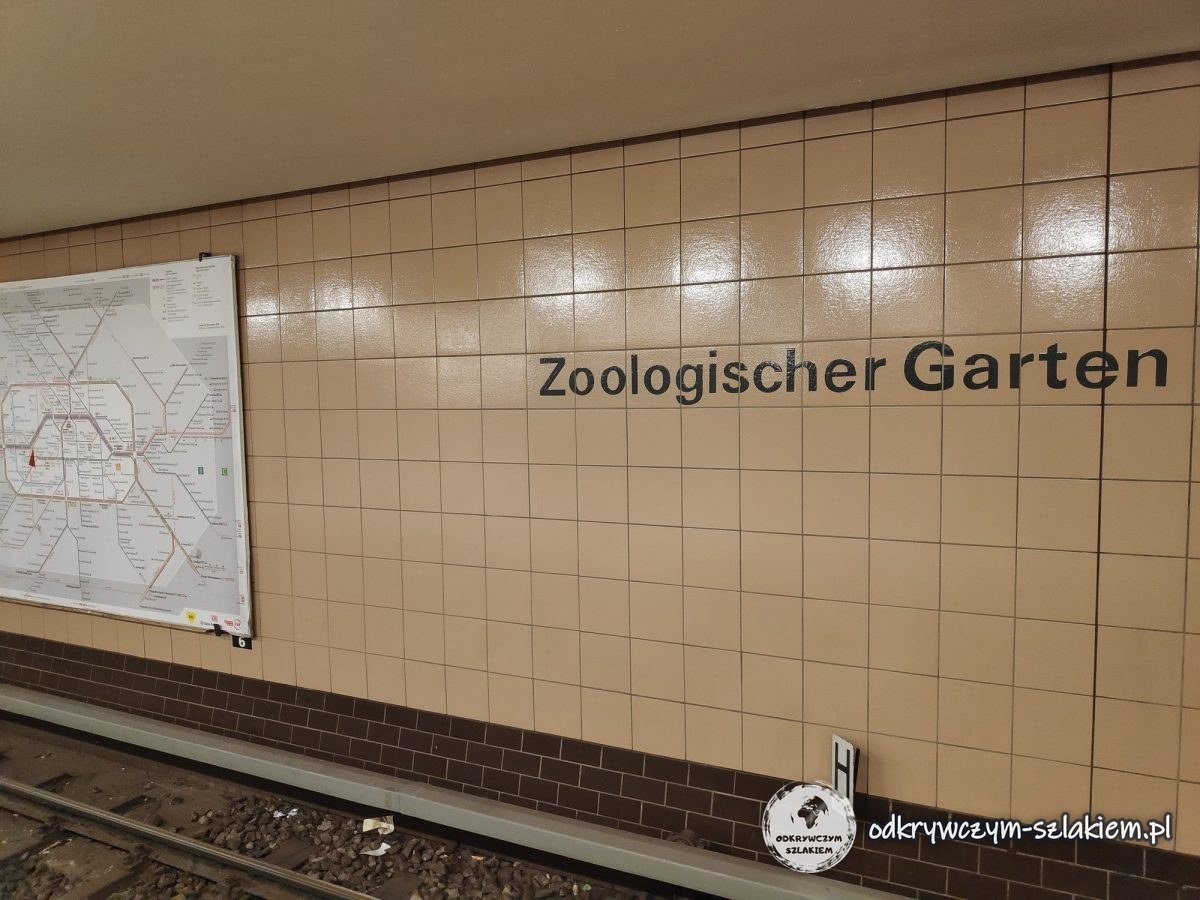 El nombre Zoologischer Garten en los azulejos de la estación de metro