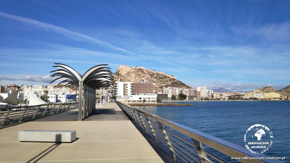 Molo Paseo del Volado w porcie Alicante z widokiem na zamek