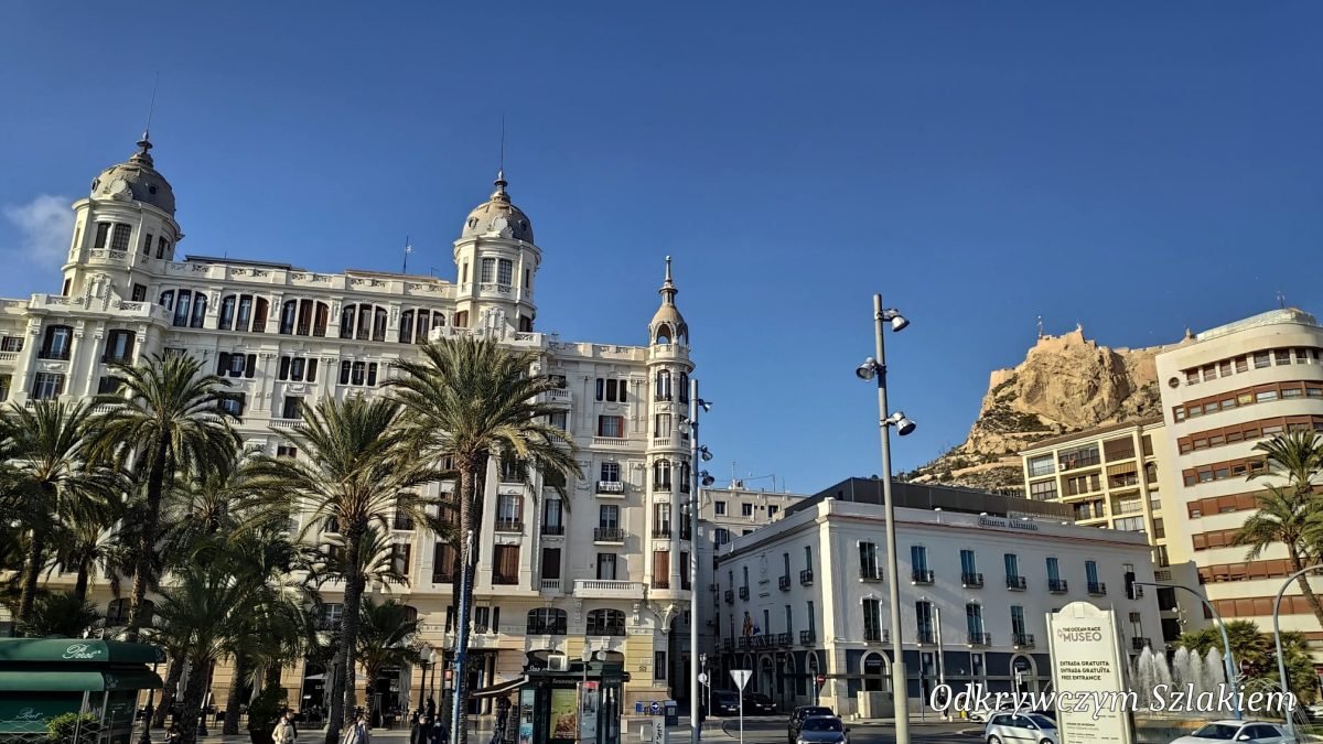 Promenada przy porcie w Alicante, w tle wzgórze z zamkiem Santa Bárbara