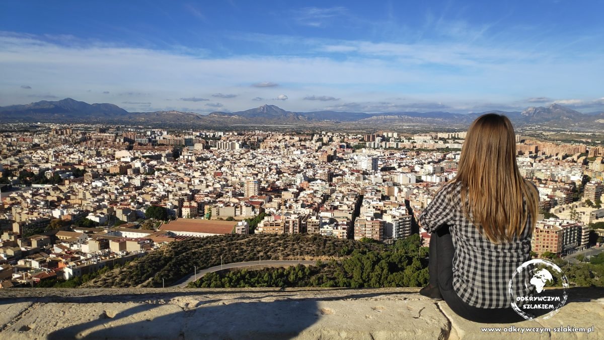 Patrycja na punkcie widokowym zamku Santa Bárbara, w dole Alicante i góry