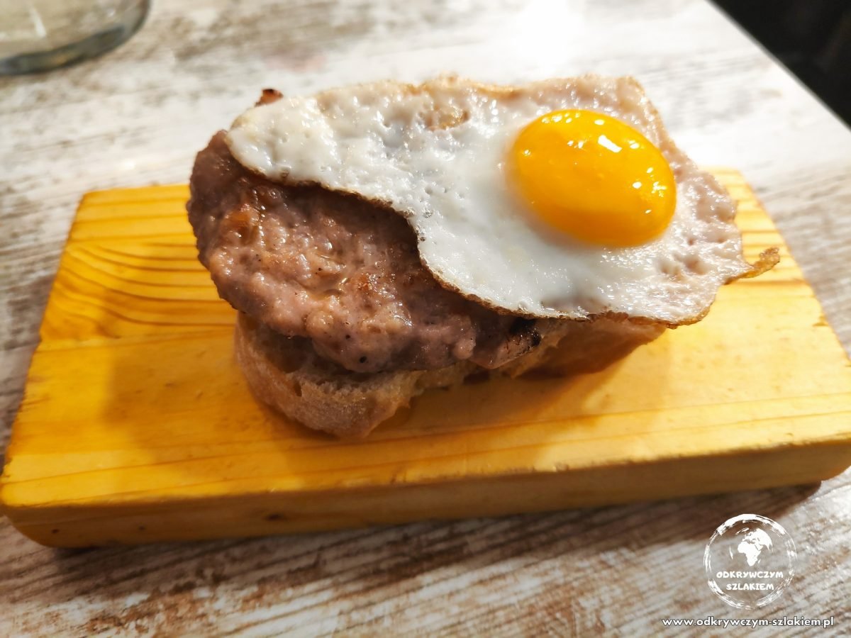 Tapas z mięsem i jajkiem przepiórczym w barze w Alicante