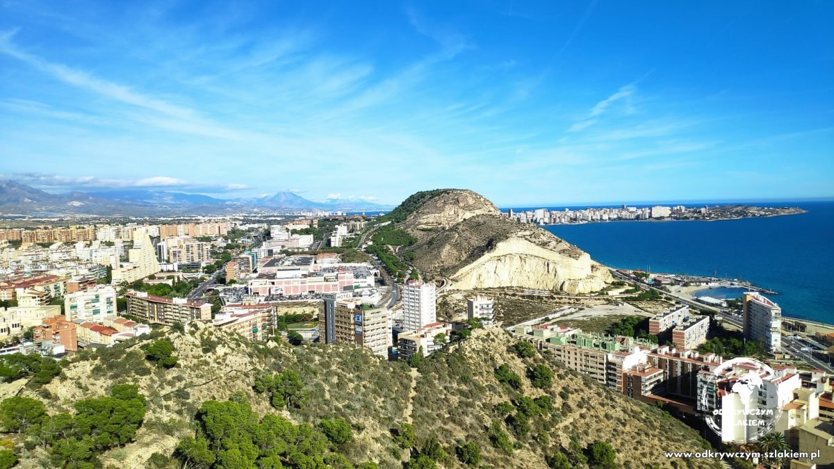 Widok z zamku Santa Bárbara na Alicante, wybrzeże i wzgórza Sierra Grossa
