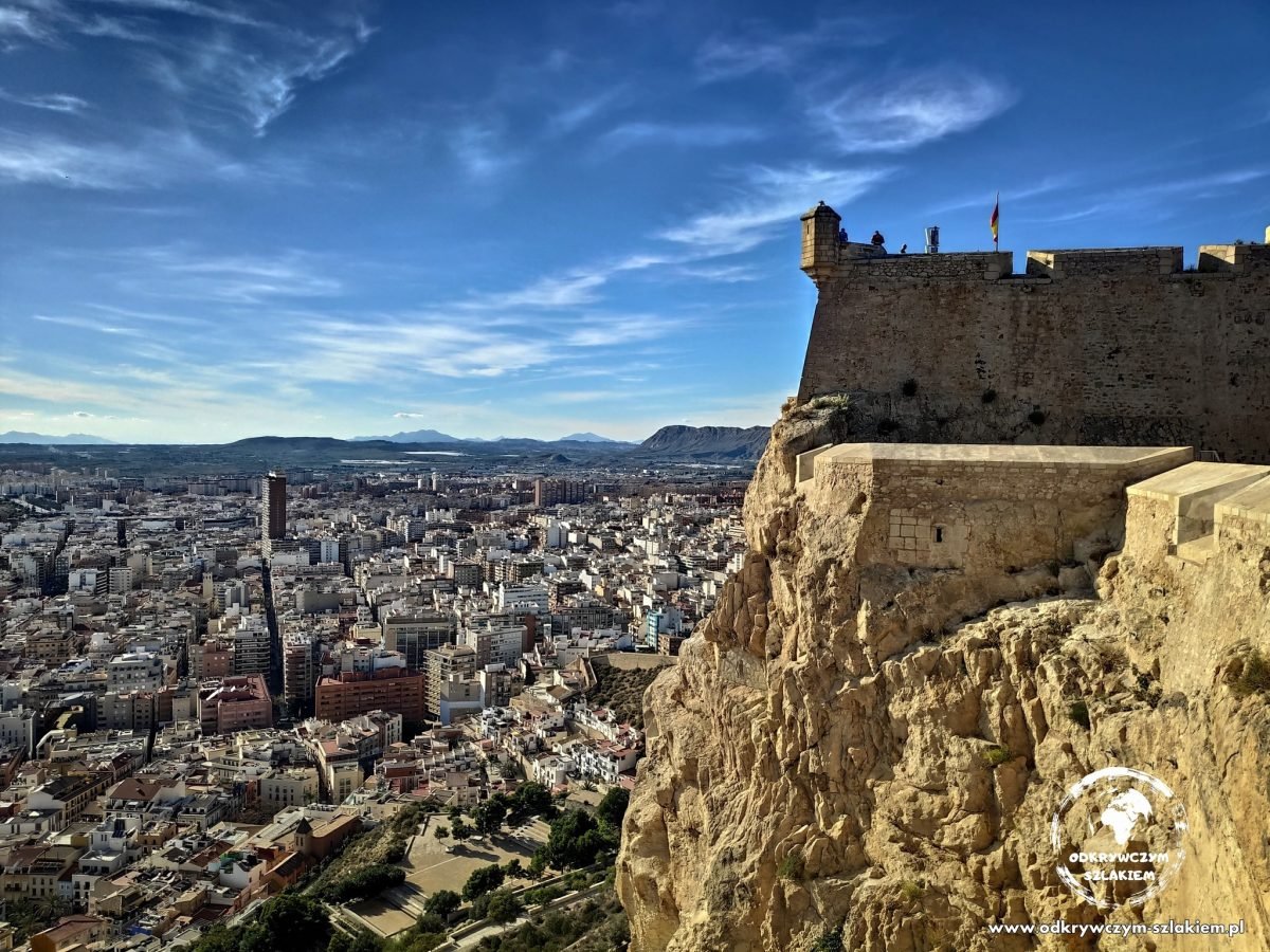 Wieżyczka zamku Santa Bárbara i panorama Alicante z góry