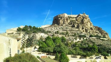Zamek Santa Bárbara na skalistym wzgórzu Benacantil nad Alicante