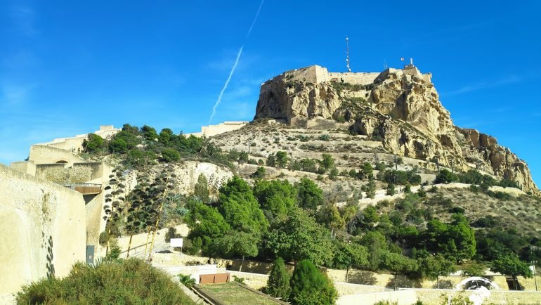 Zamek Santa Bárbara na skalistym wzgórzu Benacantil nad Alicante