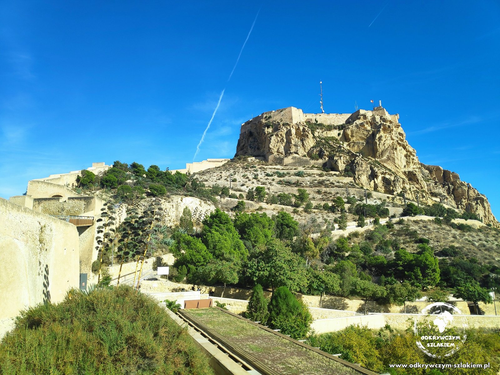 Zamek Santa Bárbara na skalistym wzgórzu Benacantil nad Alicante