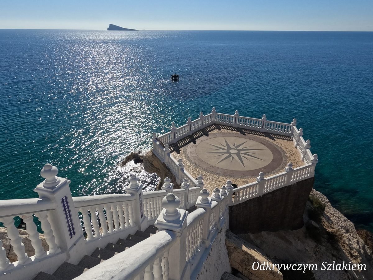 Punkt widokowy Balcón del Mediterráneo w Benidorm, w oddali wyspa Benidorm