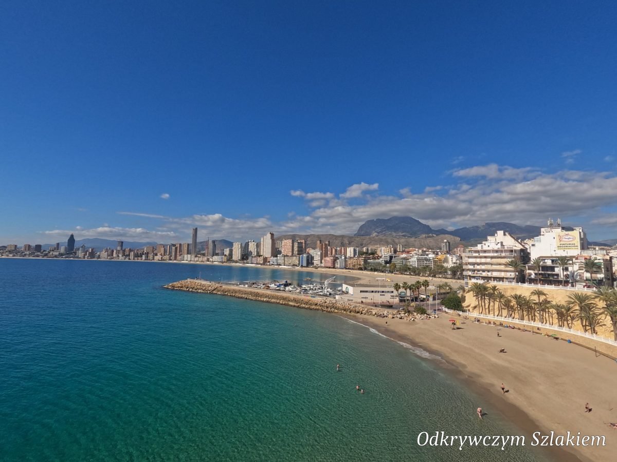 Plaża w Benidorm z wieżowcami i górami w tle