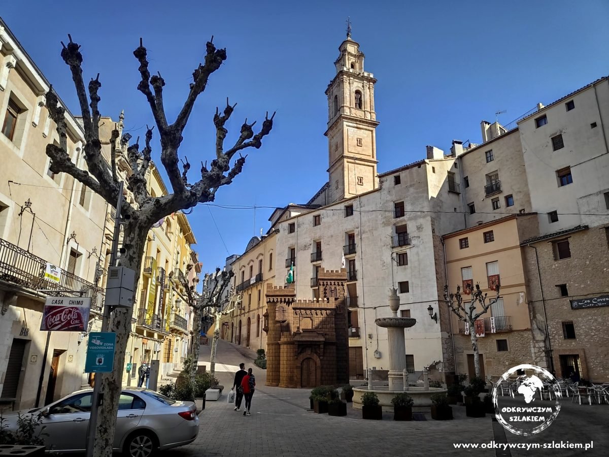 Plaça de l’Ajuntament i wieża kościoła w Bocairent