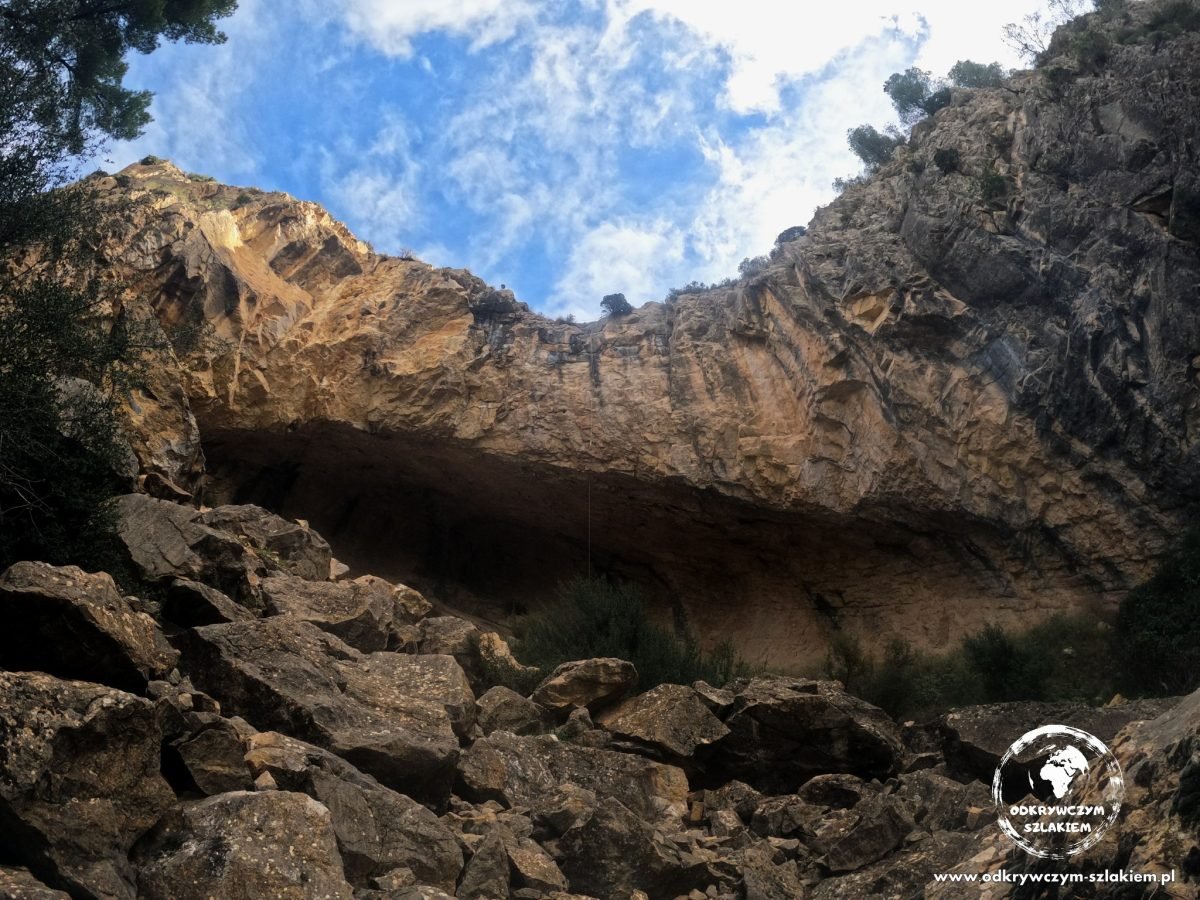 Skalny nawis jaskini Cueva Perico w Sierra del Cid