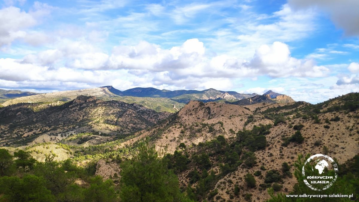 Panorama pasma Sierra del Cid z doliną u stóp gór