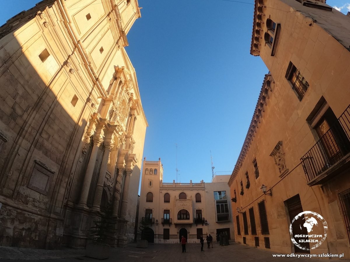 Plac Plaça de Santa Maria w Elche