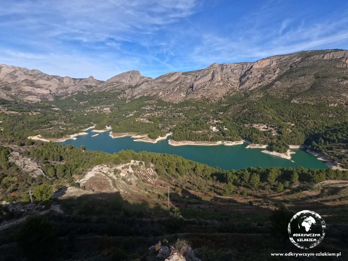 Turkusowy zbiornik Embalse de Guadalest między górami