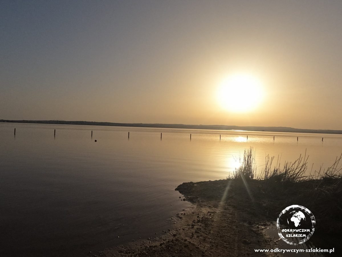 Zachód słońca nad słoną laguną Laguna Salada de Torrevieja