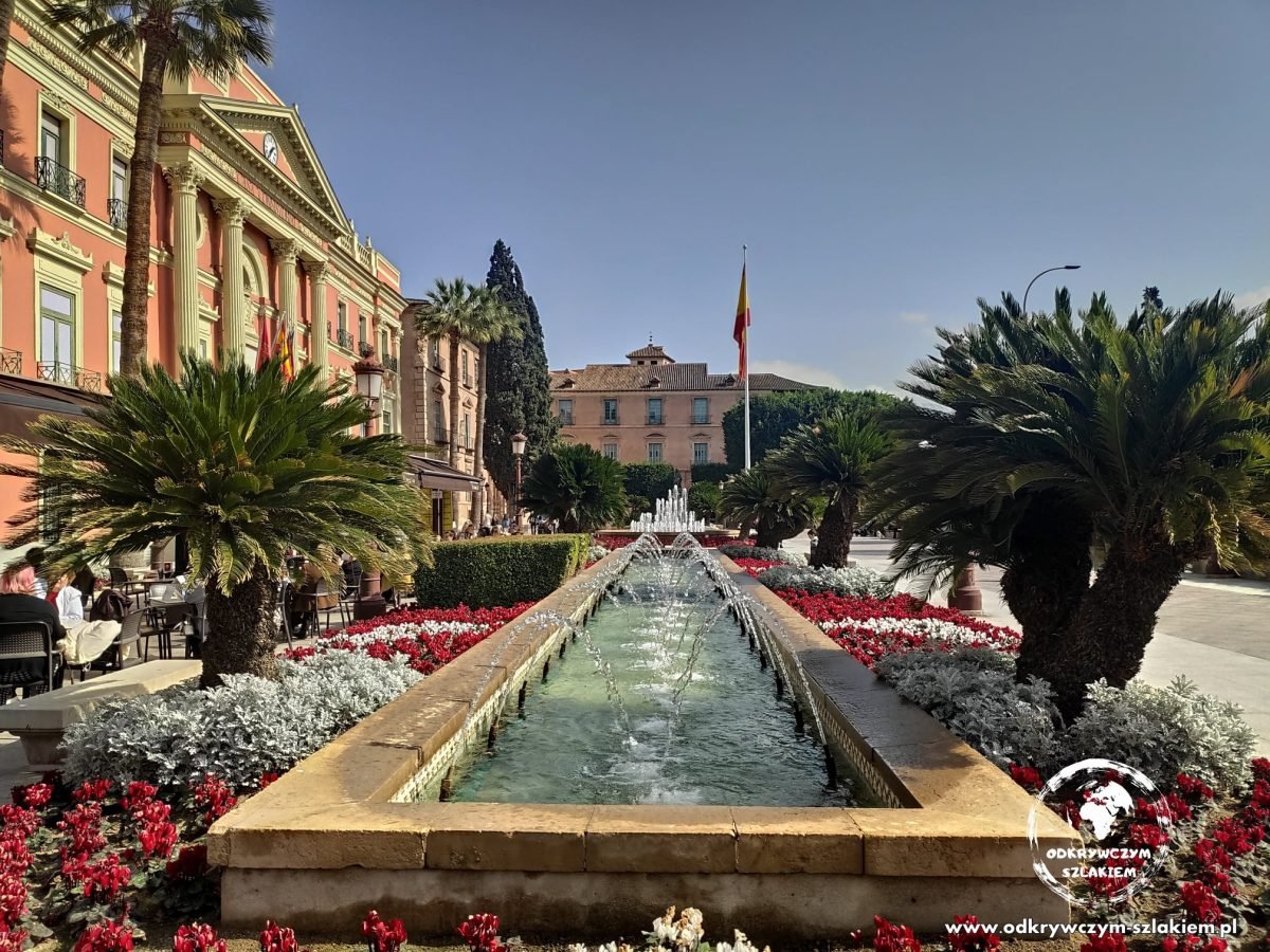 Ogród z fontanną na placu Glorieta de España w Murcji