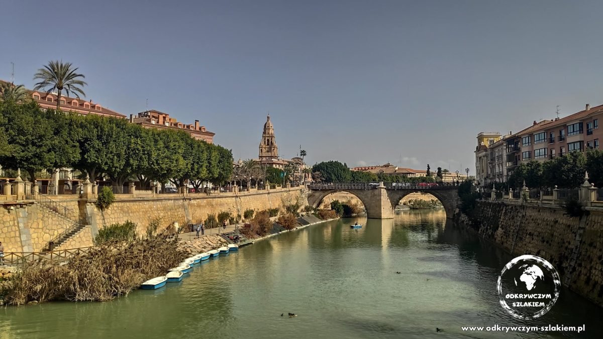 Most Puente de los Peligros na rzece Segura, w tle wieża katedry w Murcji