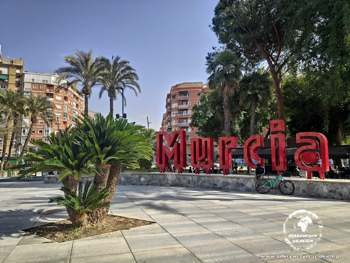 Czerwony napis „Murcia” na Plaza Circular w Murcji