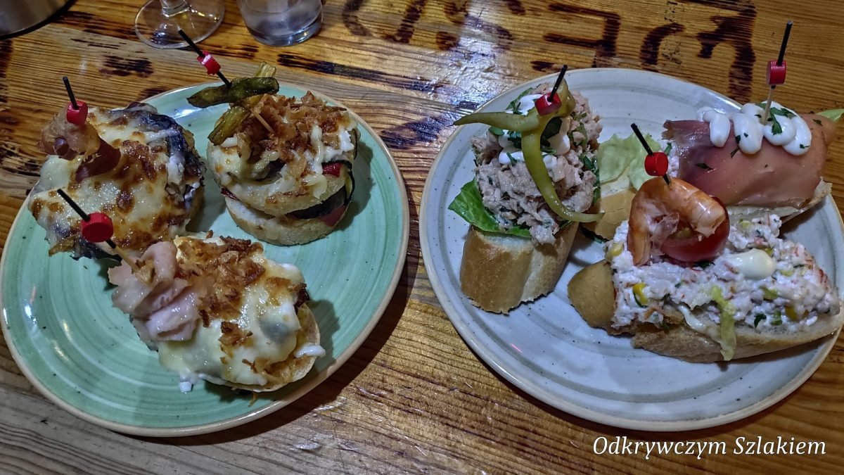 Pinchos – przekąski na kromkach bagietki przebite wykałaczką