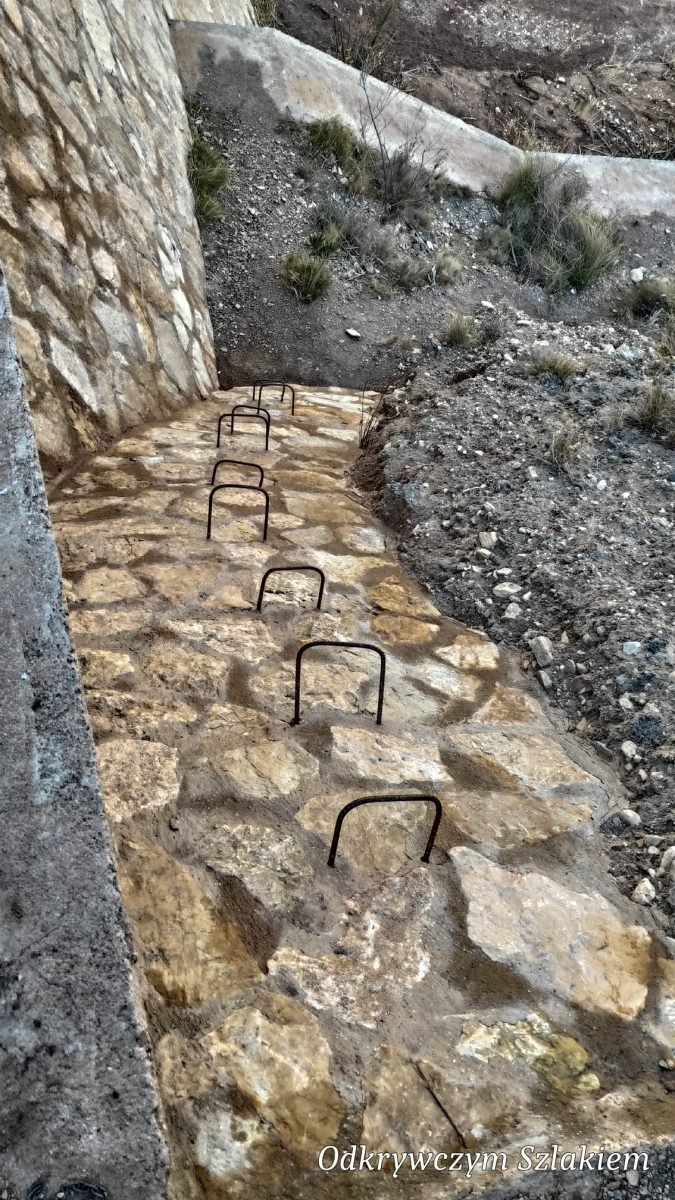 Kamienne przejście przez tamę na szlaku Barranc de les Salines