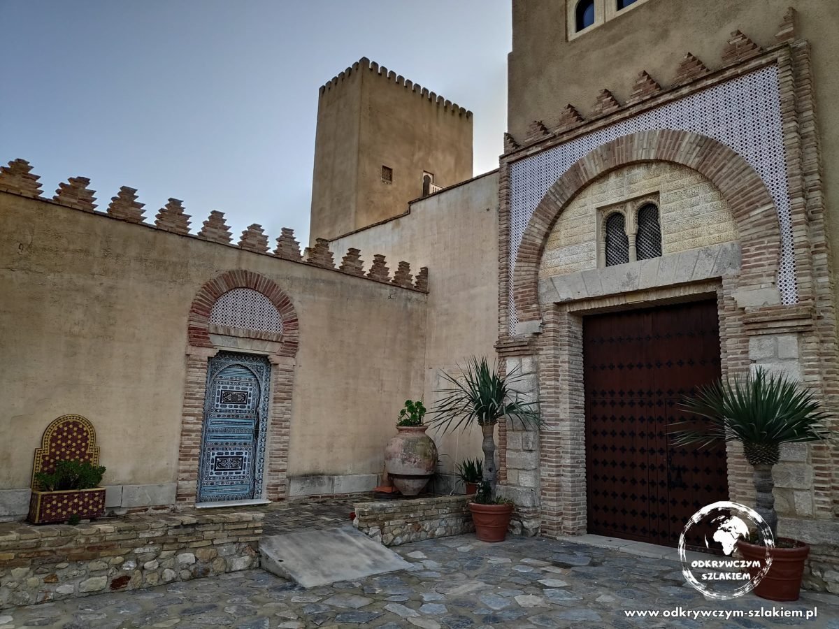 Zamek Castillo de San Miguel de Salinas na wzgórzu