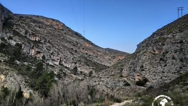 Skaliste zbocza wąwozu na szlaku Senda del Barranc dels Tarongers