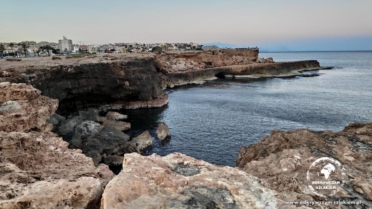 Niskie skalne klify nad morzem w Torrevieja