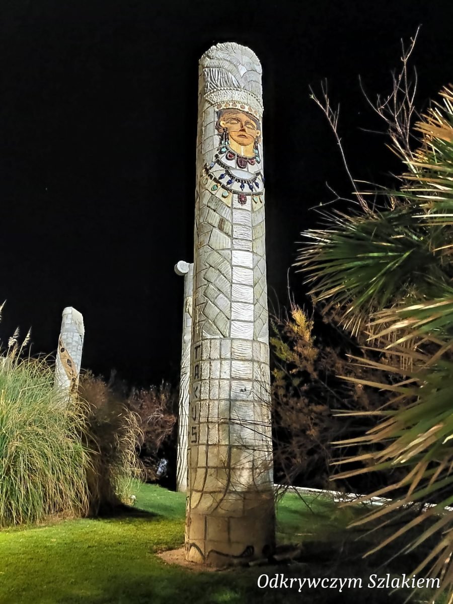 Podświetlone kolumny Las Columnas na promenadzie w Torrevieja nocą