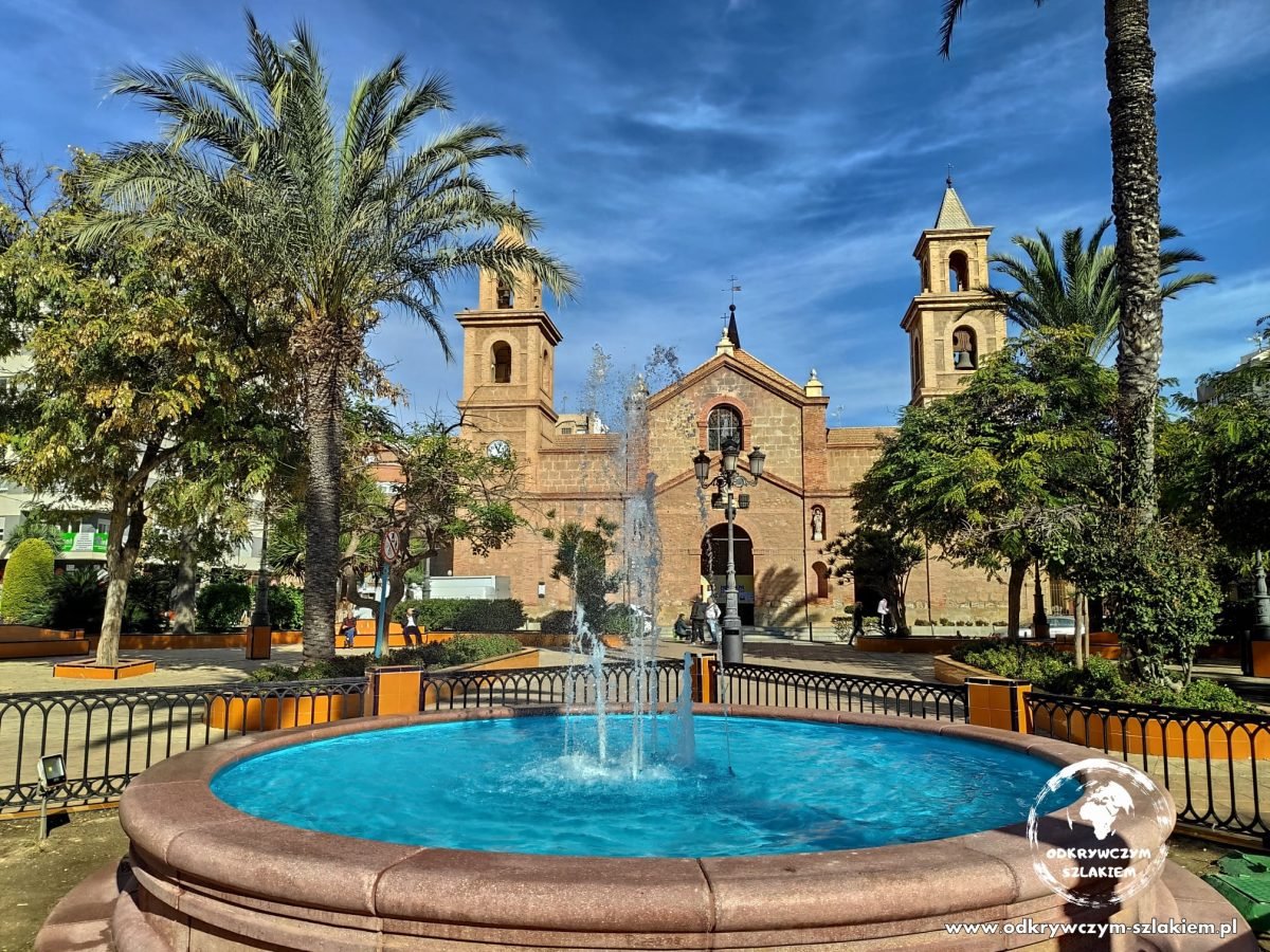 Kościół i fontanna na Plaza de la Constitución w Torrevieja