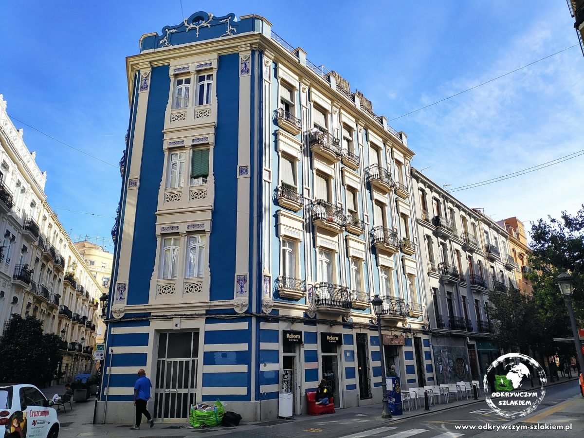 Niebiesko-biała kamienica przy Carrer de Cadis w Walencji