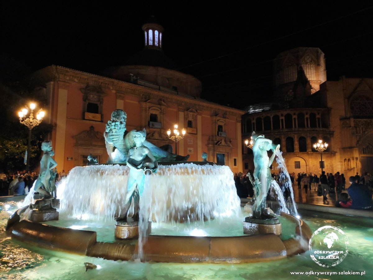 Plaça de la Mare de Déu w Walencji wieczorem – fontanna Turia i bazylika