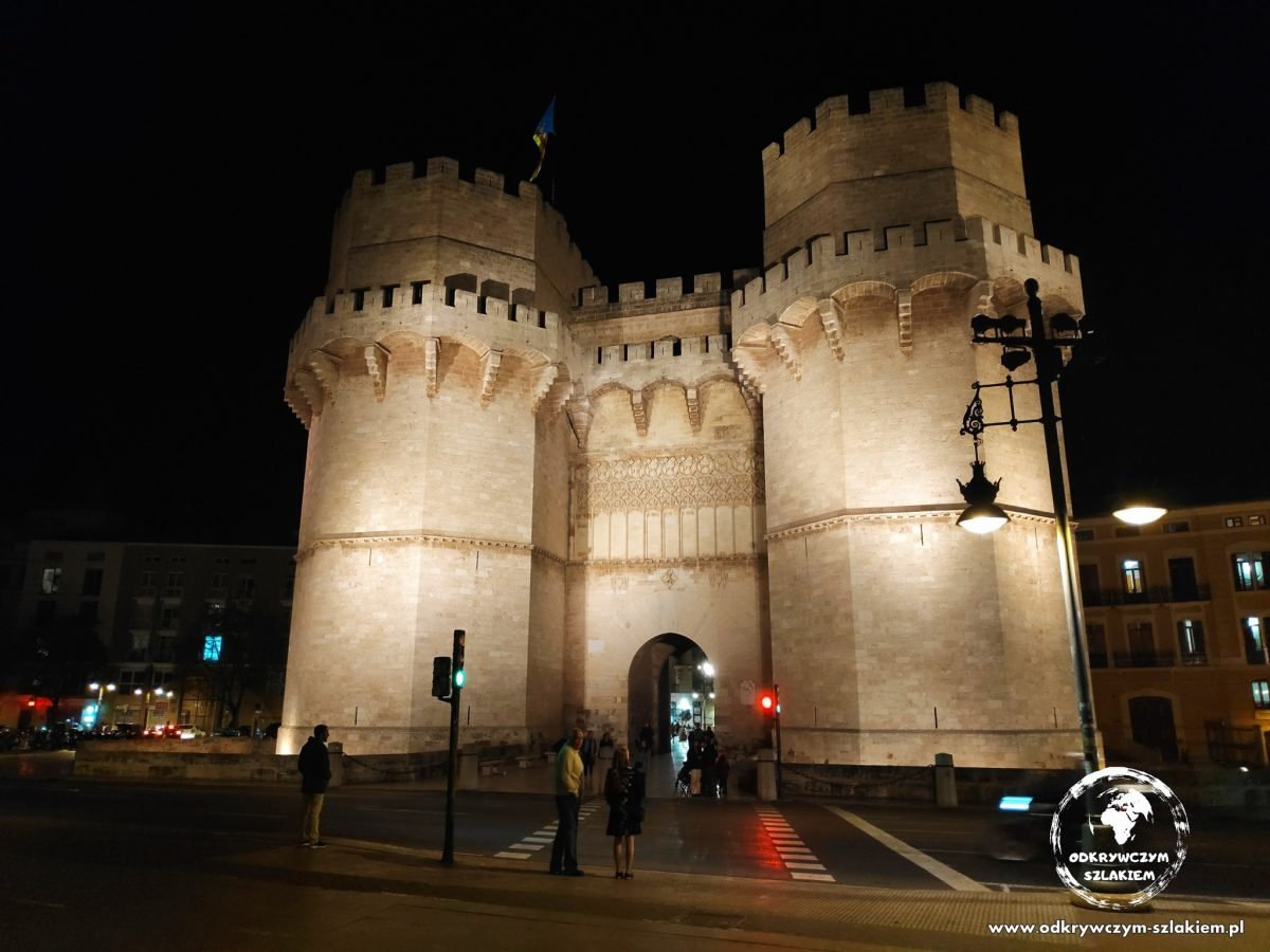 Średniowieczna brama miejska Torres de Serranos w Walencji nocą