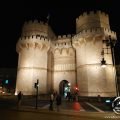 Średniowieczna brama miejska Torres de Serranos w Walencji nocą