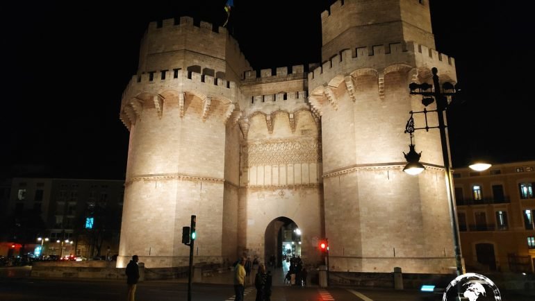 Średniowieczna brama miejska Torres de Serranos w Walencji nocą