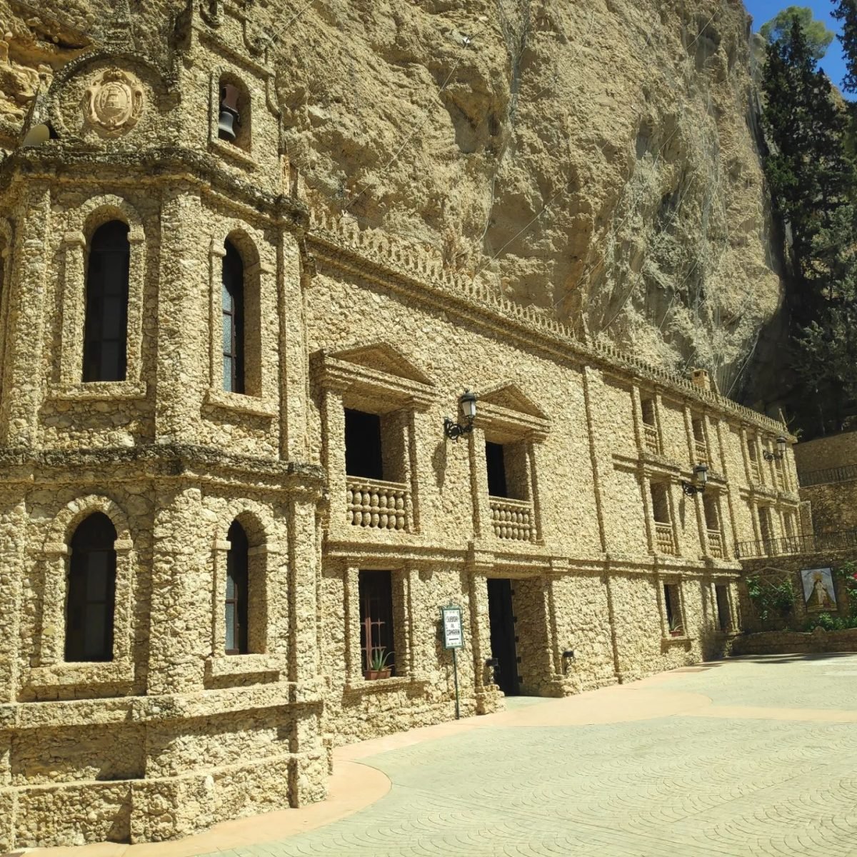 Sanktuarium Virgen de la Esperanza zbudowane pod skalnym nawisem koło Calasparry