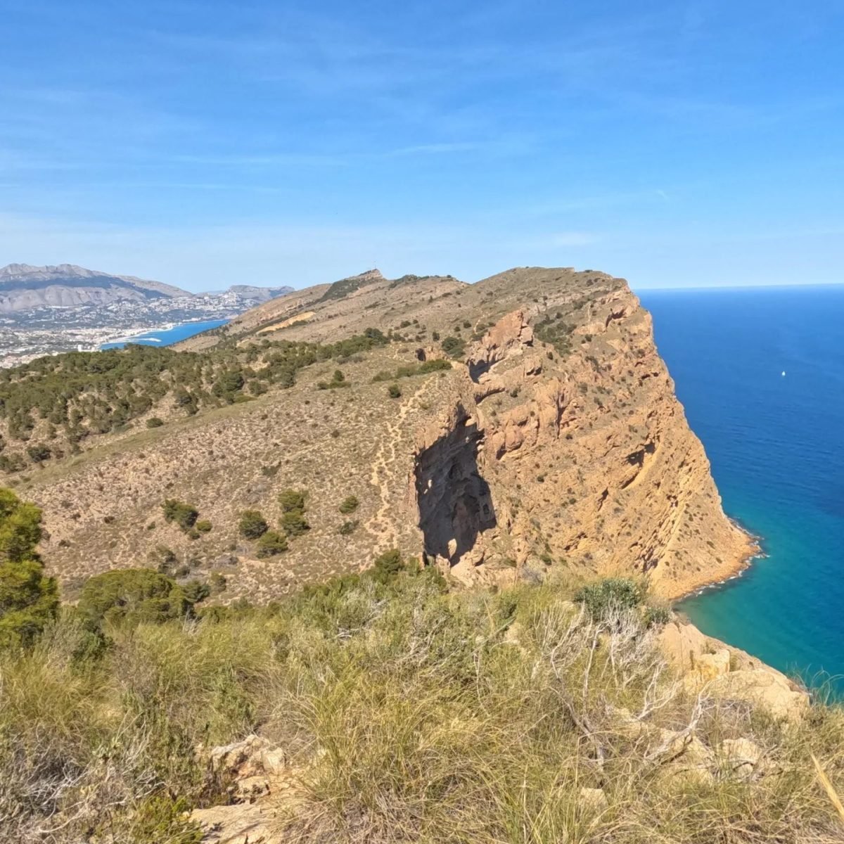 Wysokie klify Serra Gelada nad Morzem Śródziemnym, w oddali Benidorm
