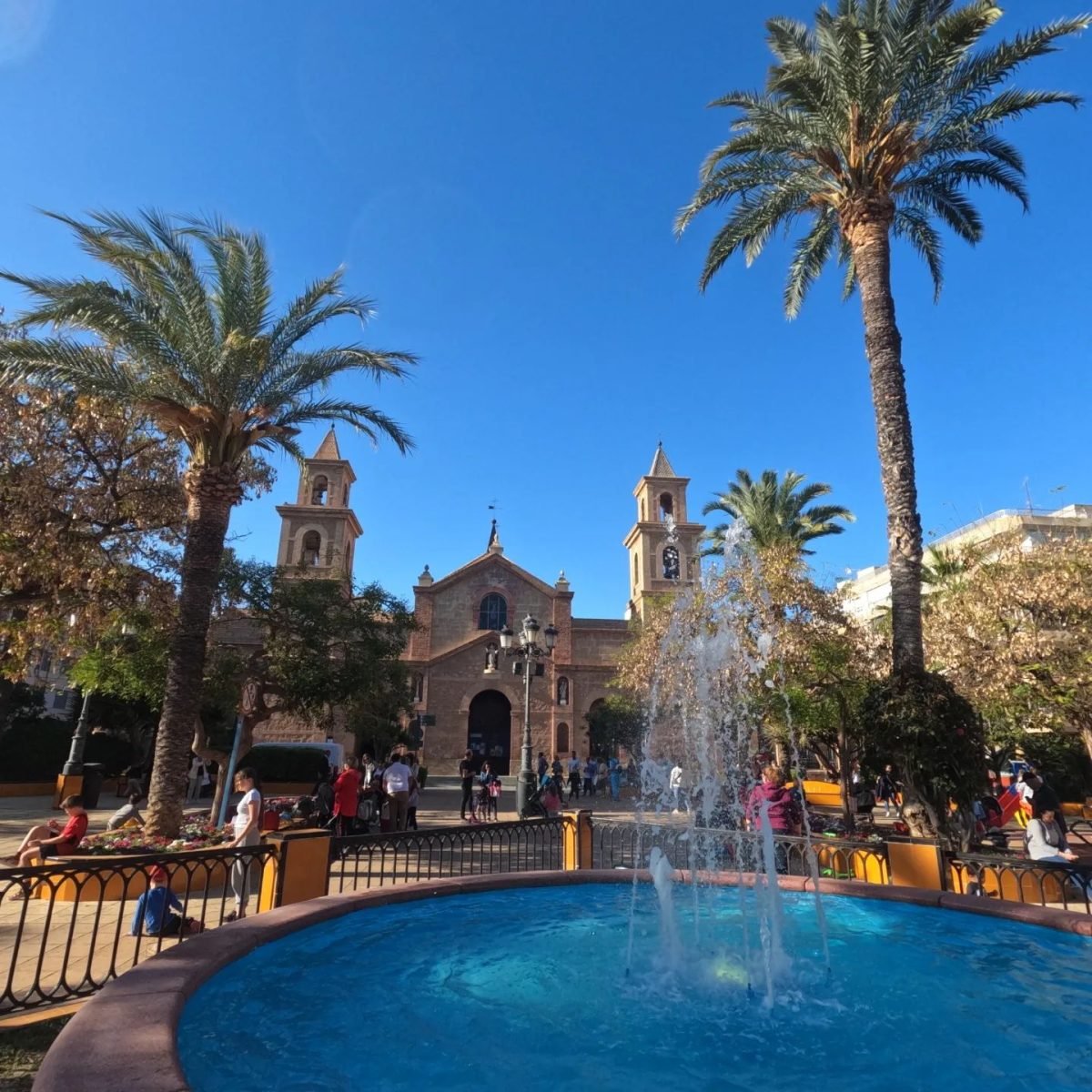 Plac z fontanną i palmami przed kościołem w centrum Torrevieja