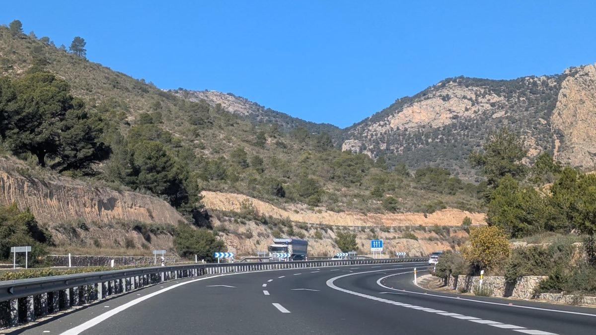 Autostrada A-31 między skalistymi górami w głębi lądu w prowincji Alicante