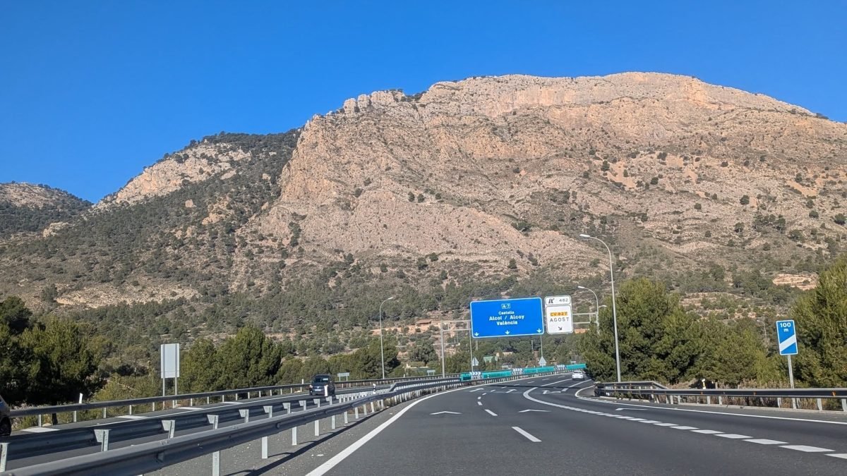 Wapienne góry nad autostradą A-31 w drodze z Costa Blanca do Almansy