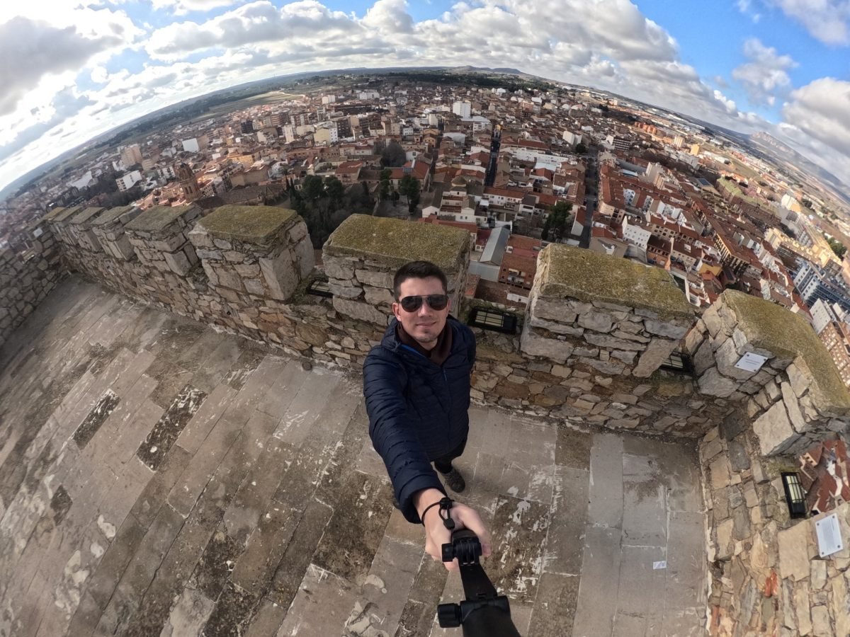 Maciek na szczycie wieży zamku w Almansie z panoramą miasta w tle