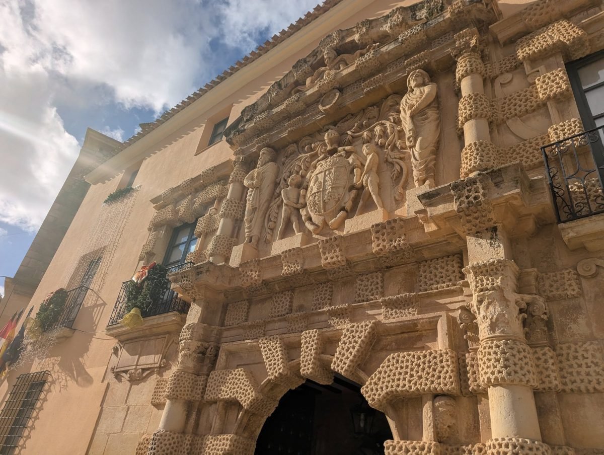 Bogato rzeźbiony portal pałacu Casa Grande w Almansie