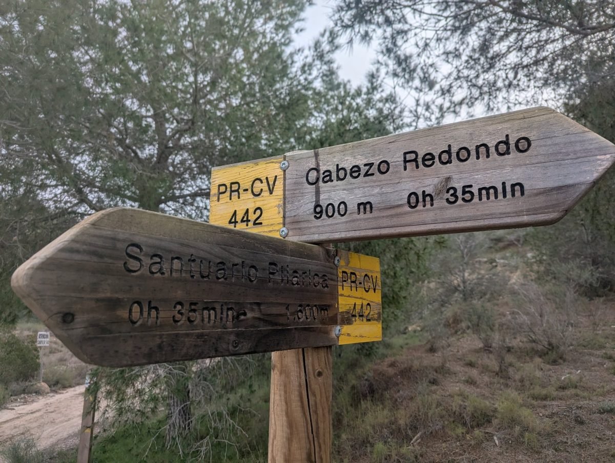 Drogowskaz szlaku PR-CV 442: Cabezo Redondo 900 m, 35 minut