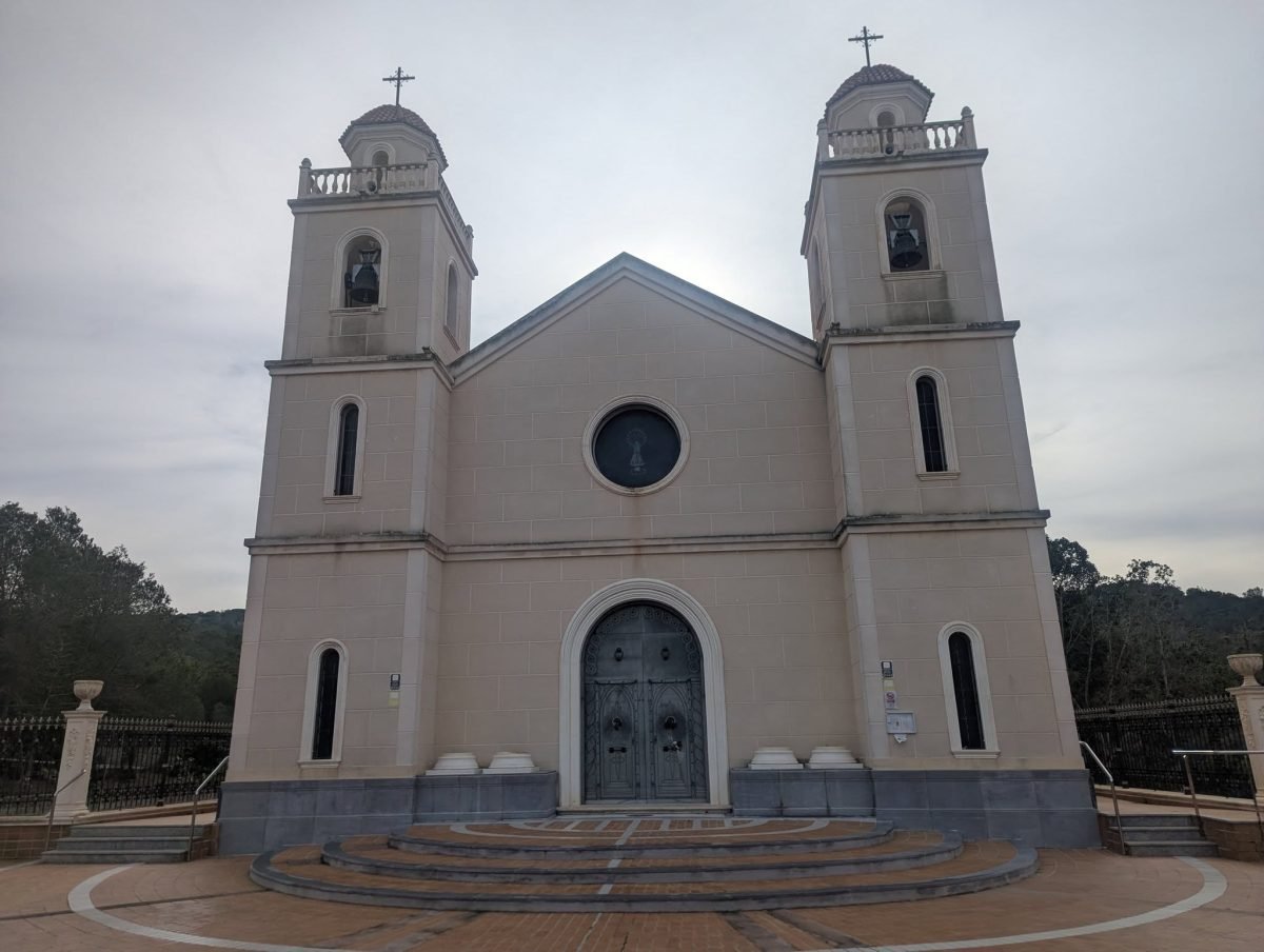 Sanktuarium Nuestra Señora del Pilar w Benejúzar z dwiema wieżami