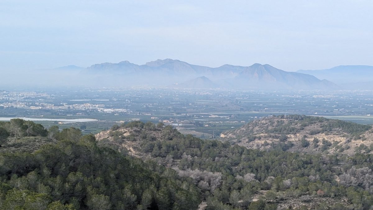 Panorama z Cabezo Redondo na dolinę Vega Baja del Segura i pasmo gór na horyzoncie