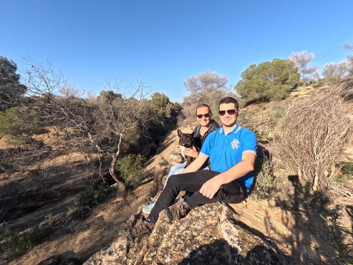 Maciek z siostrą Kasią i buldogiem francuskim na skałach przy szlaku La Caldera del Gigante