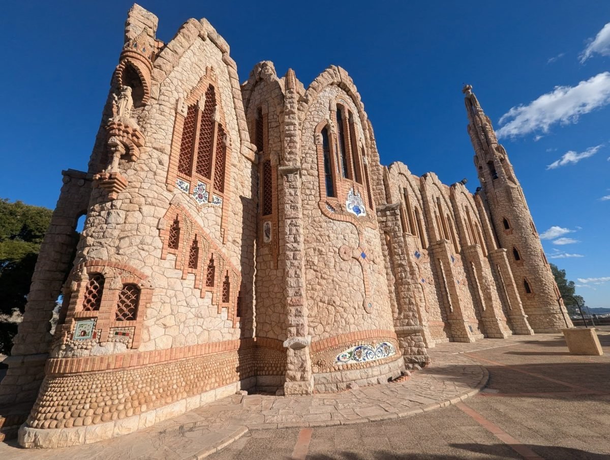 Boczna ściana sanktuarium Santa María Magdalena z ostrołukowymi oknami i wieżą