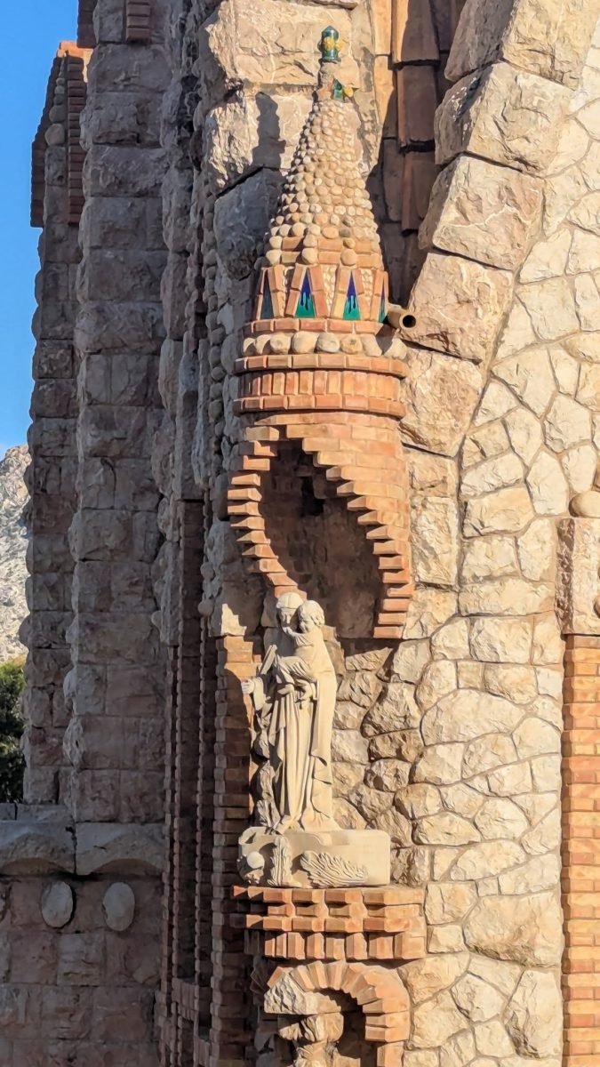 Kamienna figura w niszy z ceramicznymi zdobieniami na ścianie sanktuarium Santa María Magdalena