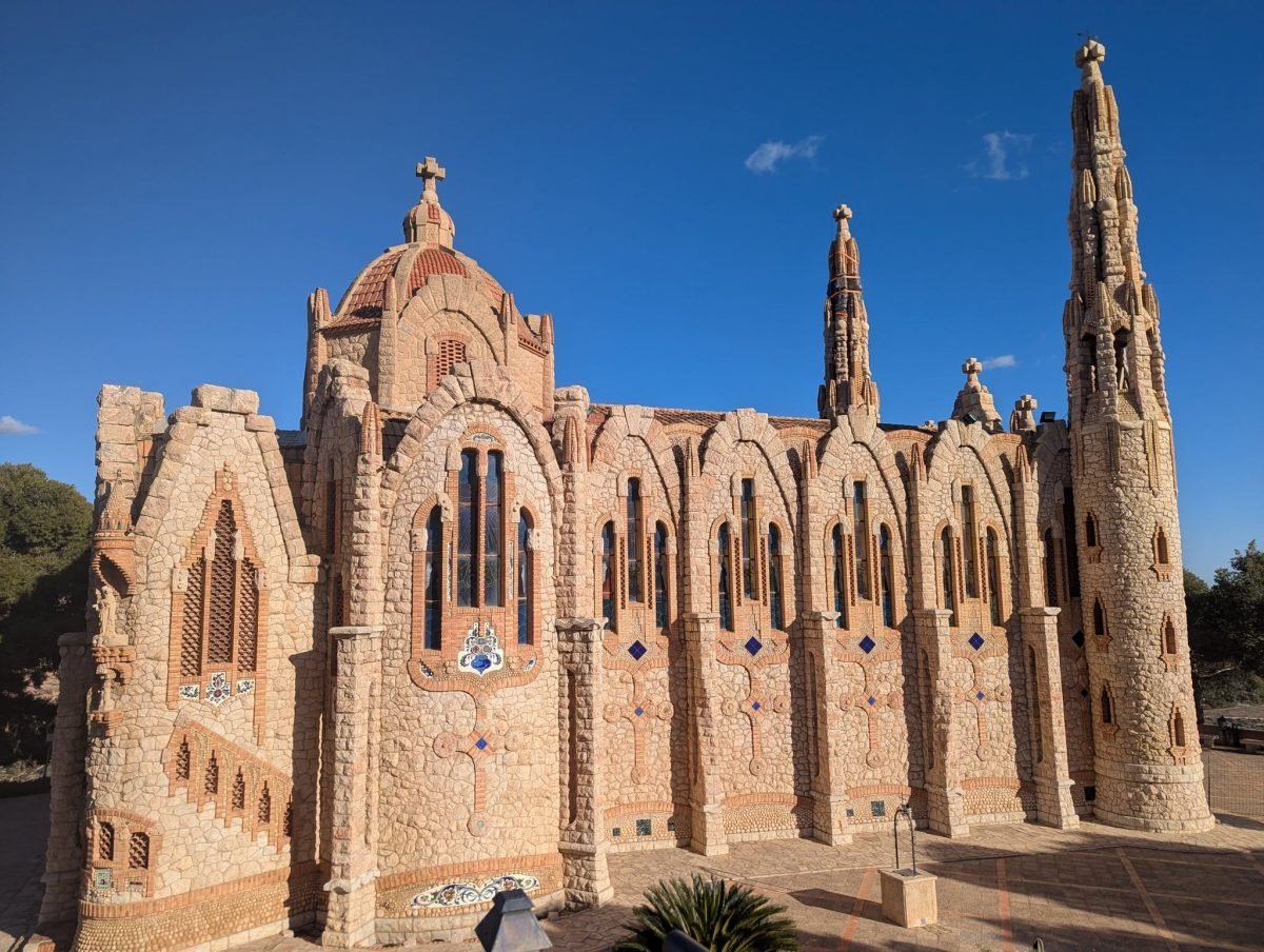 Sanktuarium Santa María Magdalena pod Noveldą – kamienna fasada z kopułą i dwiema wieżami