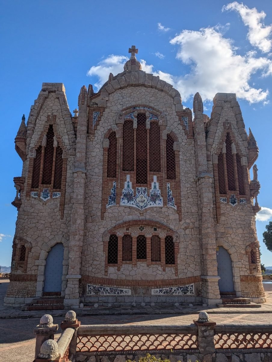 Fasada sanktuarium Santa María Magdalena z witrażami i ceramicznymi zdobieniami