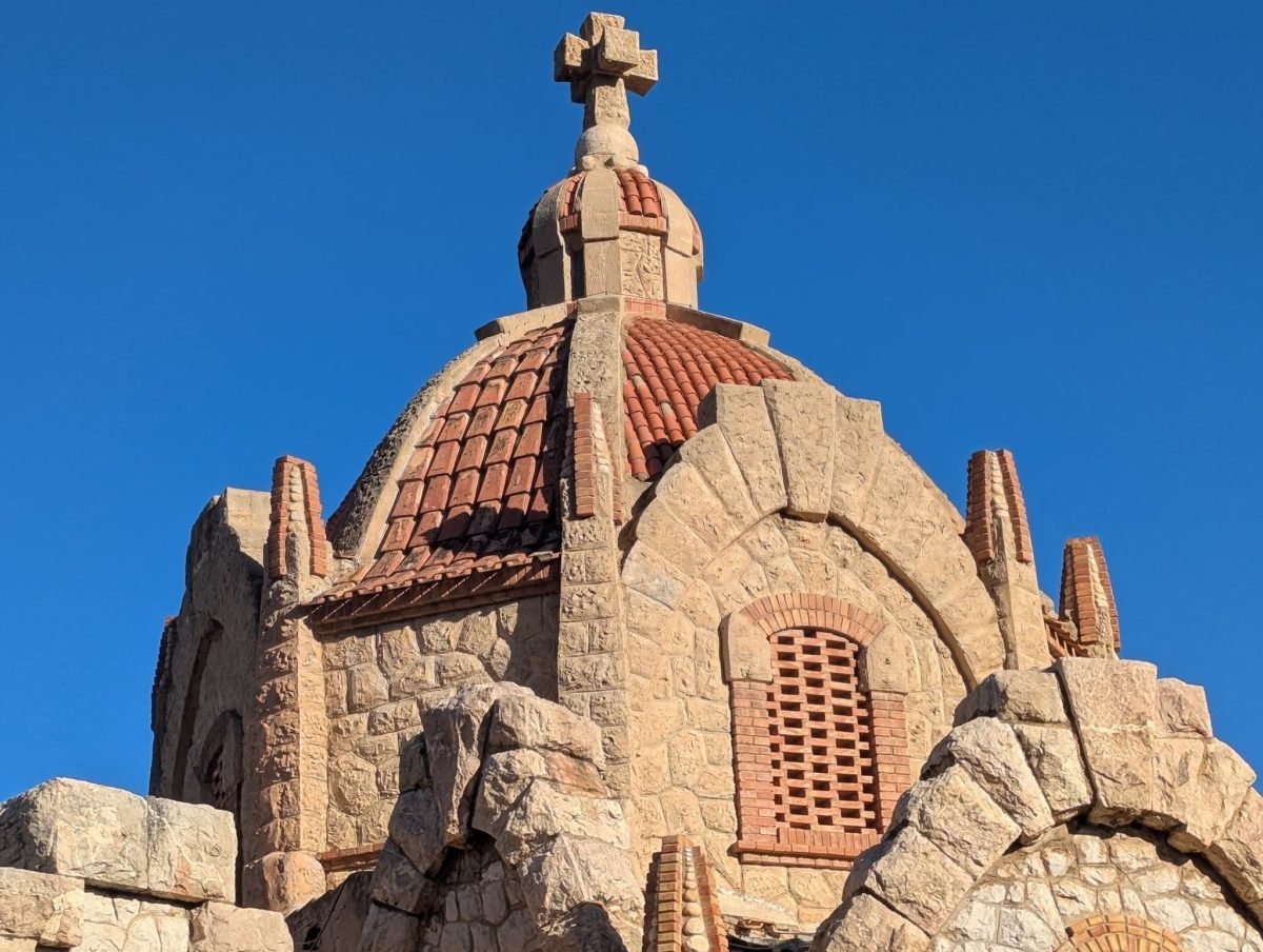Kopuła z krzyżem i kamienne zdobienia sanktuarium Santa María Magdalena