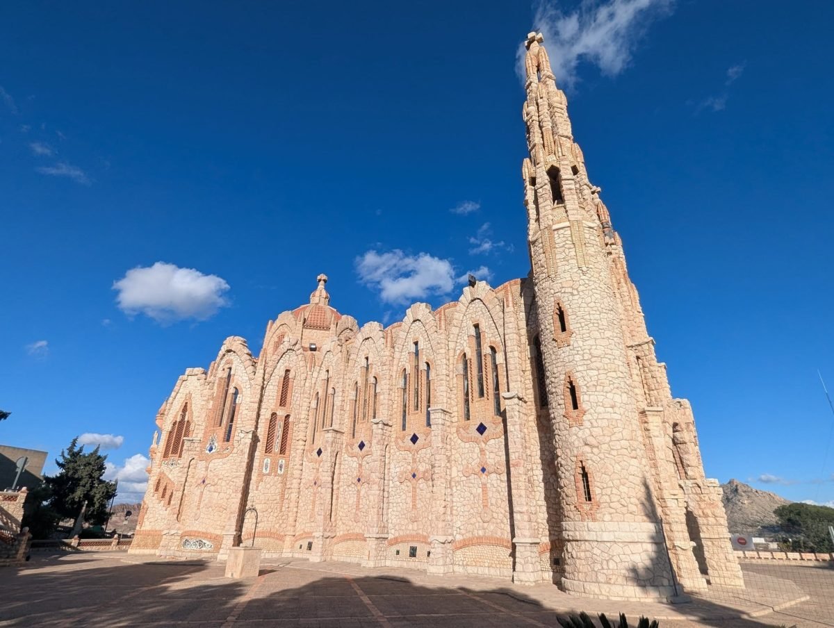 Wysoka wieża i ściana sanktuarium Santa María Magdalena pod Noveldą